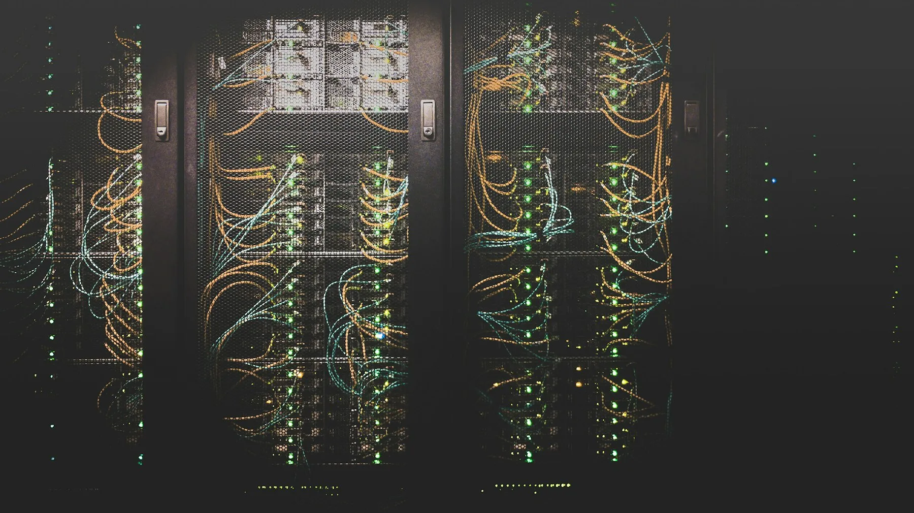 Structured network cabling inside a data centre rack